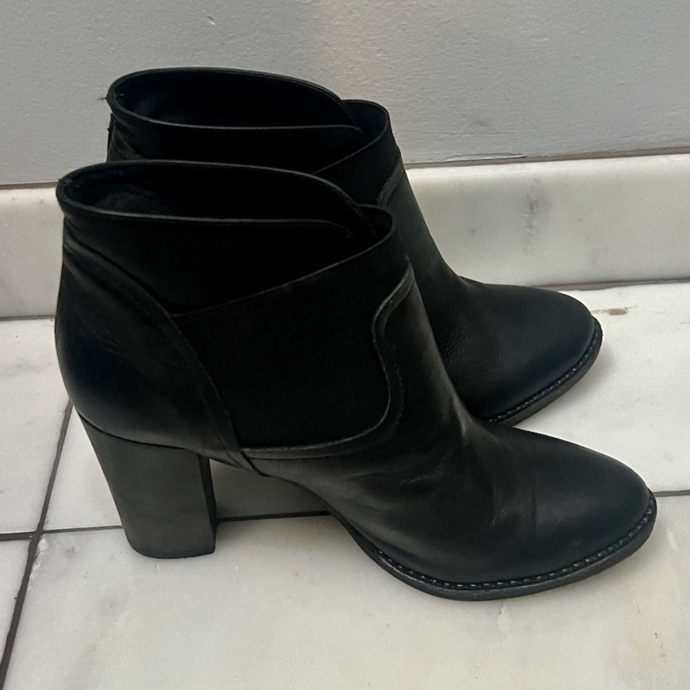 GREGORY'S  WOMEN’S LEATHER STRETCH ANKLE BOOTIES, SIZE US 7, BLACK